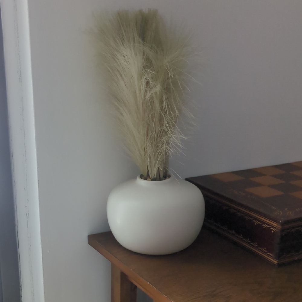 Elegant White Vase with Natural Grass